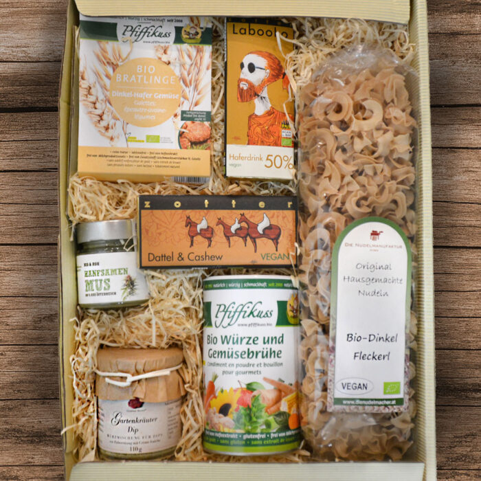 Geschenkpaket, Bionudeln, Bio Pfiffikus Würze, Gartenkräuterdip, Hanfsamenmus, Zotter Bio Schokolade, Bio Bratlinge