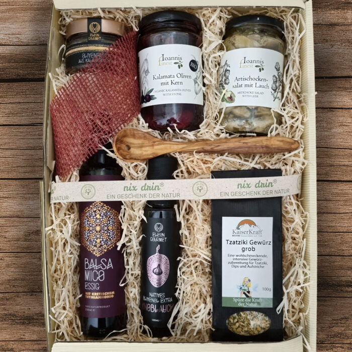Griechische Spezialitäten, Balsamico Essig mit Thymianhonig, Natives Olivenöl mit Knoblauch, Olivenpaste, Kalamata Oliven, Artischocken Salat mit Lauch, Tzatziki Gewürz, Olivenlöffen aus Olivenholz