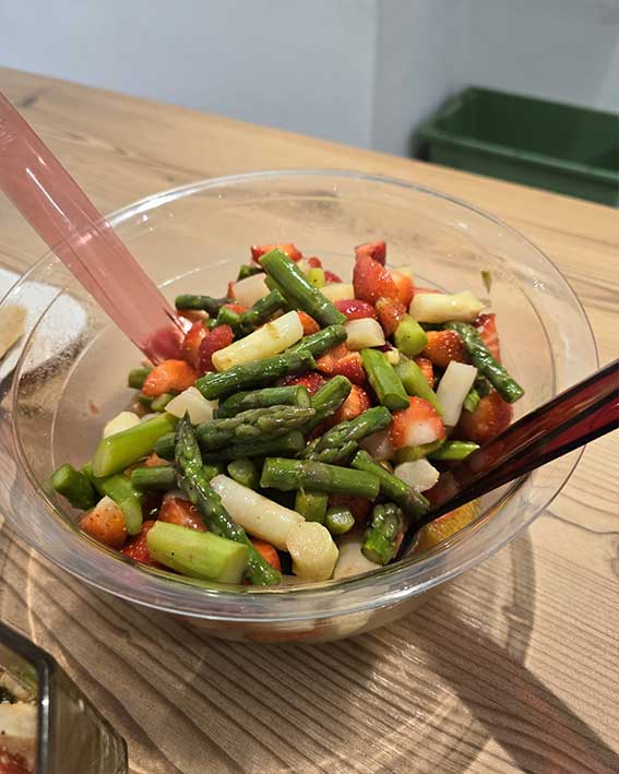 Events for friends - Verkostung Salate mit Bio Ölen von Schlattbauerngut und Essigen von Gölles - Spargel Erdbeersalat